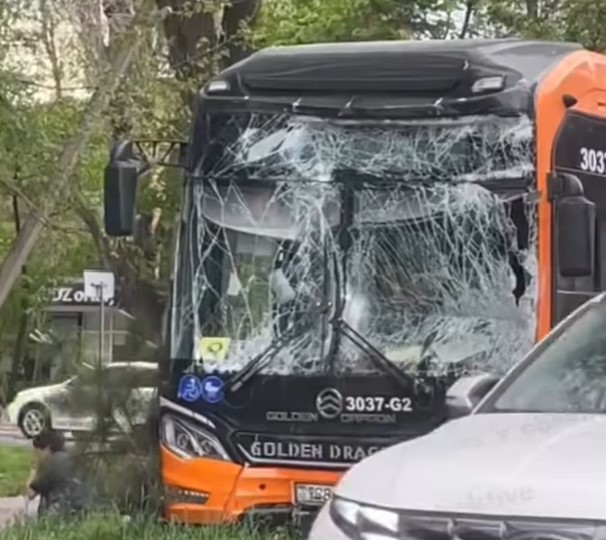 Таразда екі автобус соқтығысты: 11 жолаушы медициналық көмекке жүгінді