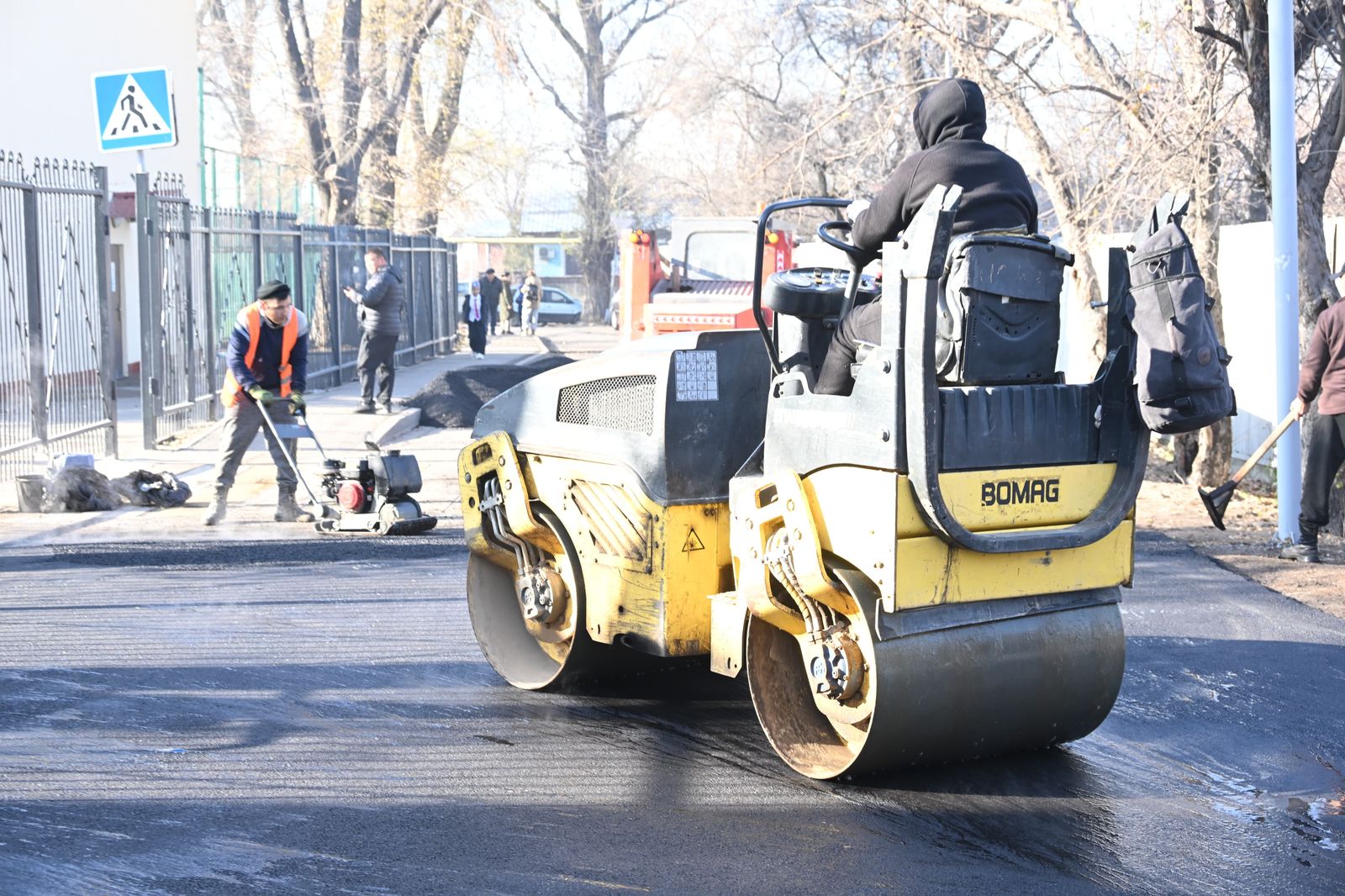 Алматылықтар шұңқырды жаппаған мердігердің үстінен шағым түсірді