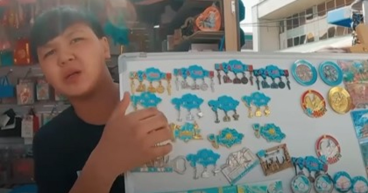 Ағылшын тілінде сөйлеген қазақ бала шетелдік туристі тәнті етті