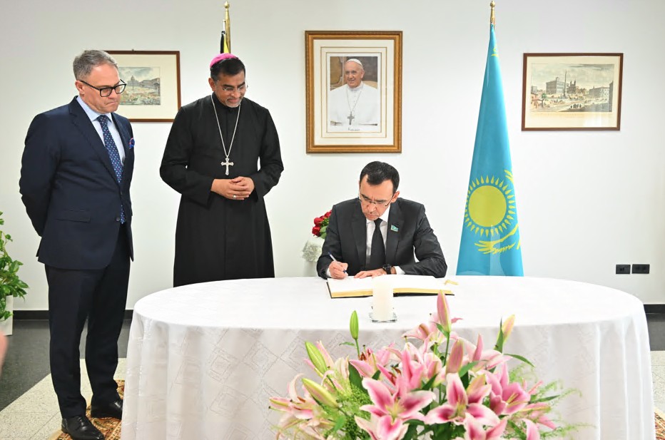 Көңіл айту кітабына жазба қалдырды