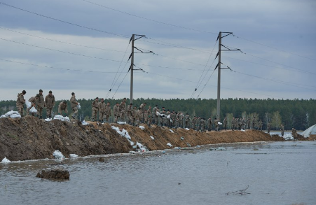 Ұлттық ұлан сарбаздары Большая Малышка ауылына көмекке келді
