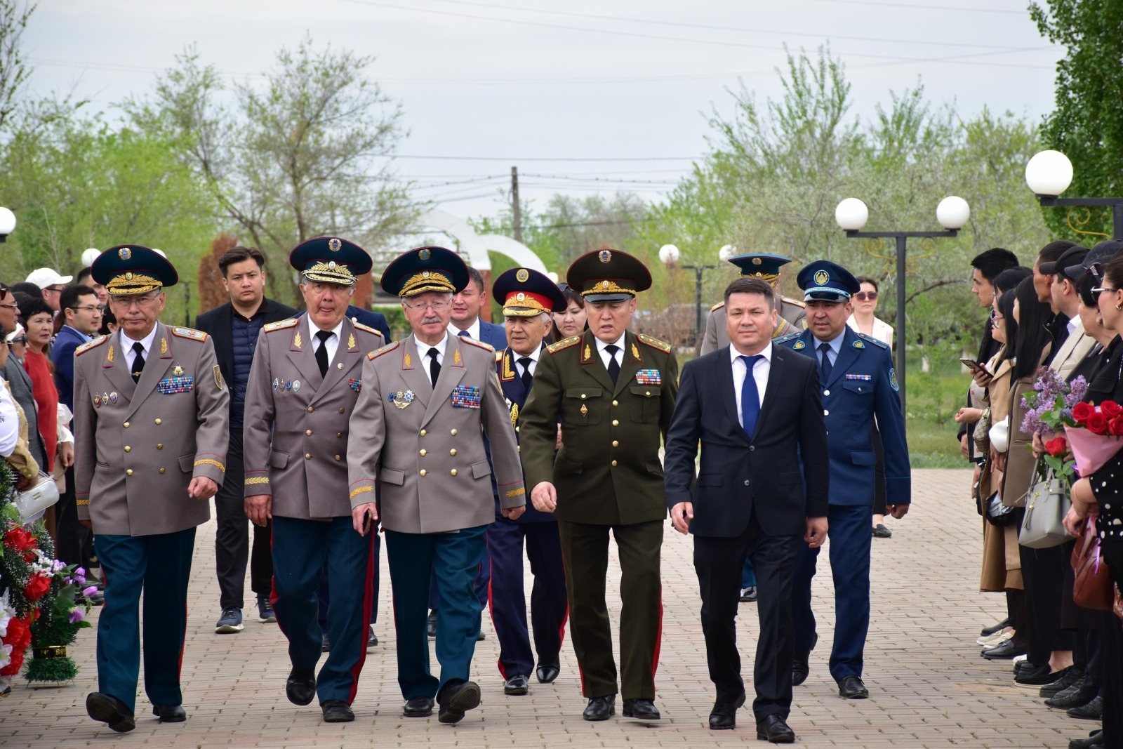 Генералдар «қаһарман аудандарды» аралады