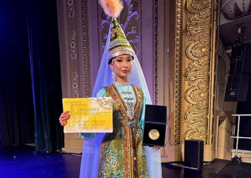 «Гүлдер» ансамблінің солисі халықаралық байқауда топ жарды