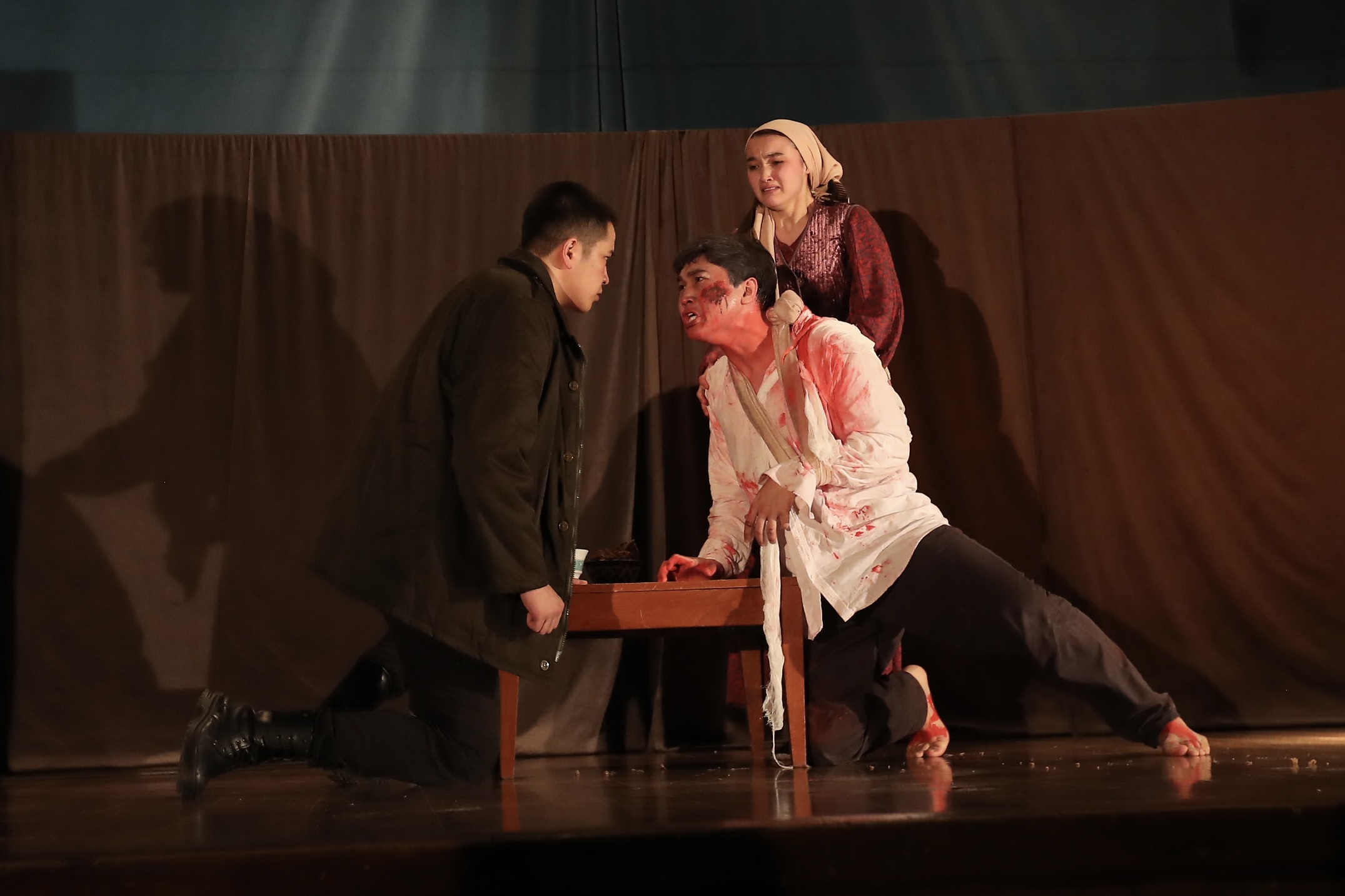 Адамдық пен сатқындық арасындағы таңдау