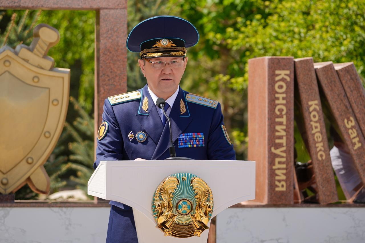 Прокурорлар майдан шебінде