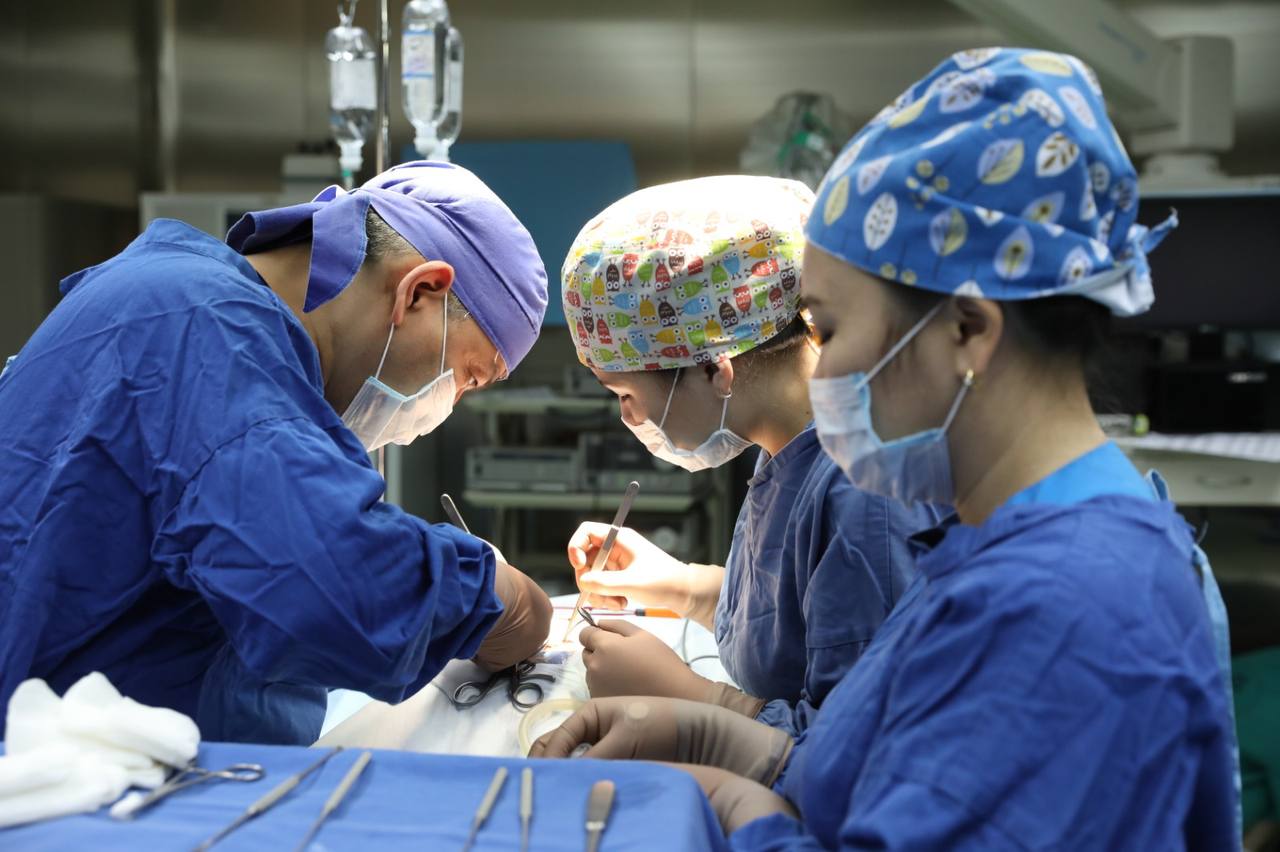 Нейрохирургтер сәбиді аман алып қалды