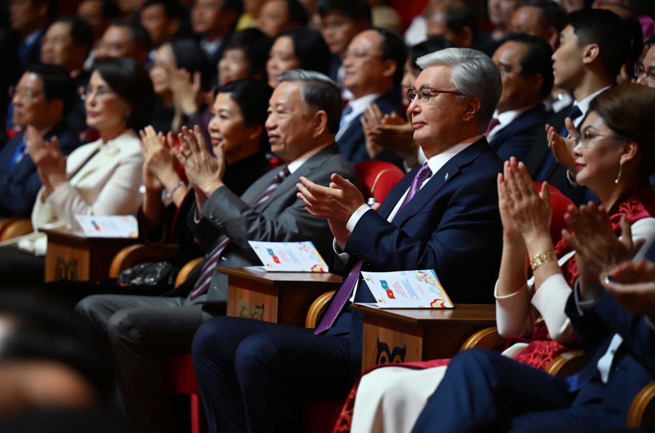 Қасым-Жомарт Тоқаев пен То Лам Астана-Опера театрында концерт тамашалады