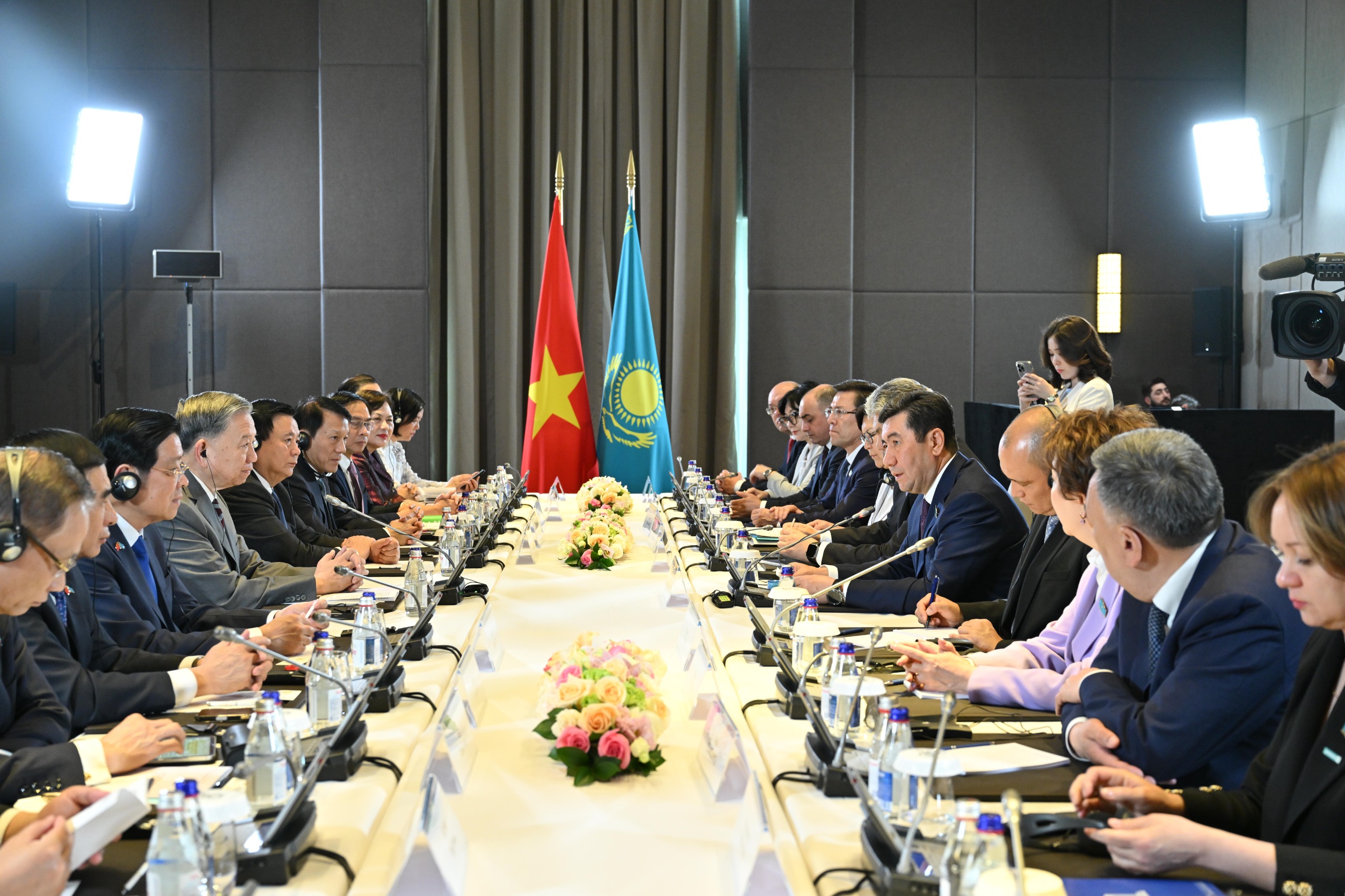 Мәжіліс төрағасы Вьетнам Коммунистік партиясы Орталық комитетінің Бас хатшысымен кездесті