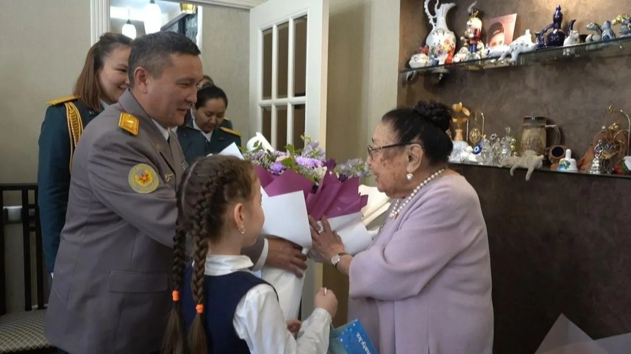 Әскери қызметшілер Бибігүл Төлегенованы құттықтады