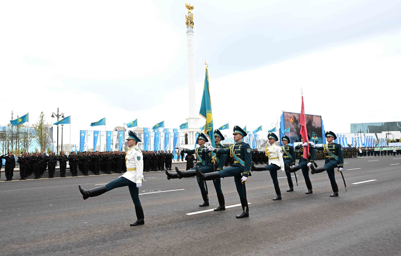 Астана алаңына Мемлекеттік Ту мен Жеңістің Қызыл Туы әкелінді