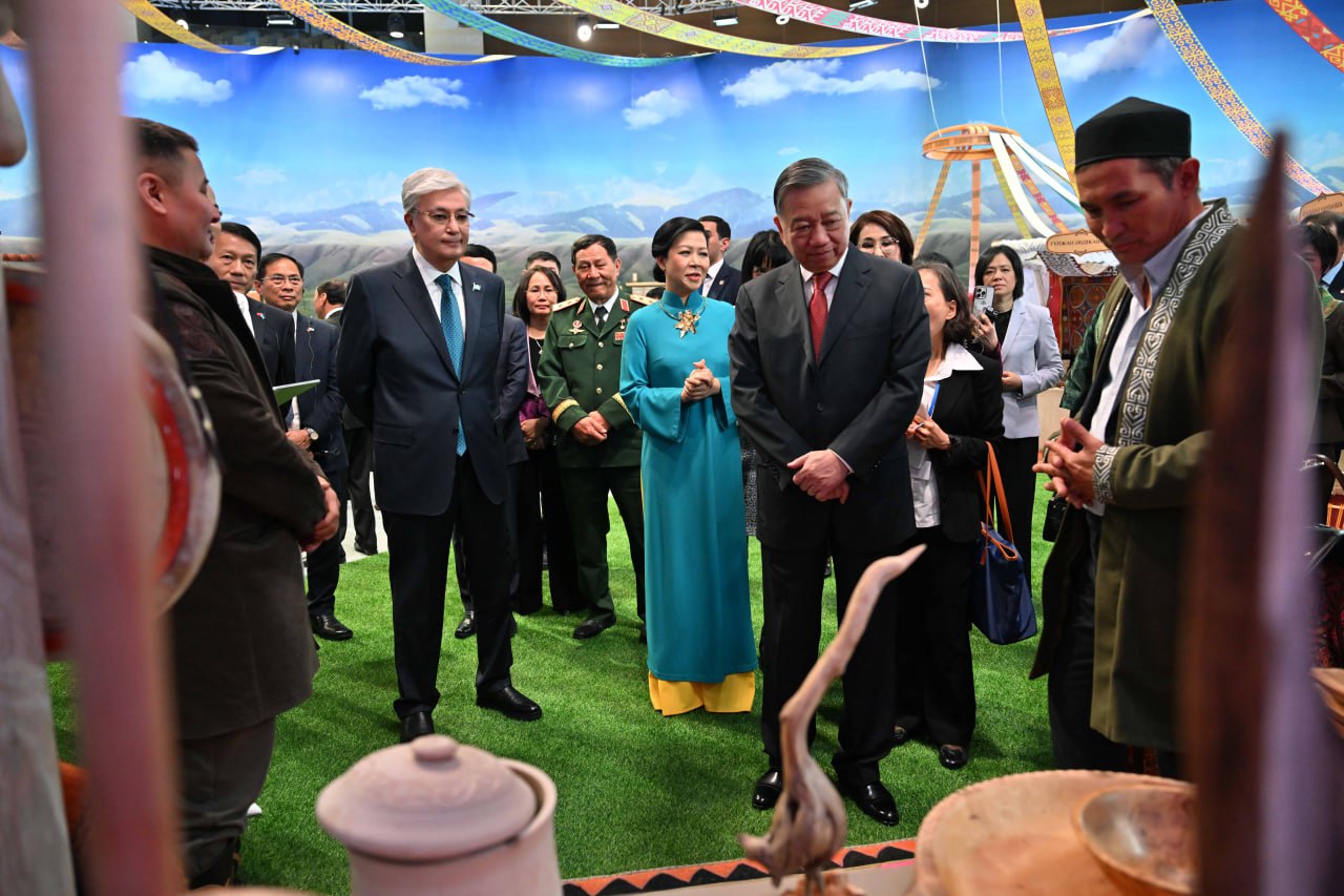 Қасым-Жомарт Тоқаев пен То Лам «Этноауыл» көрмесін аралады
