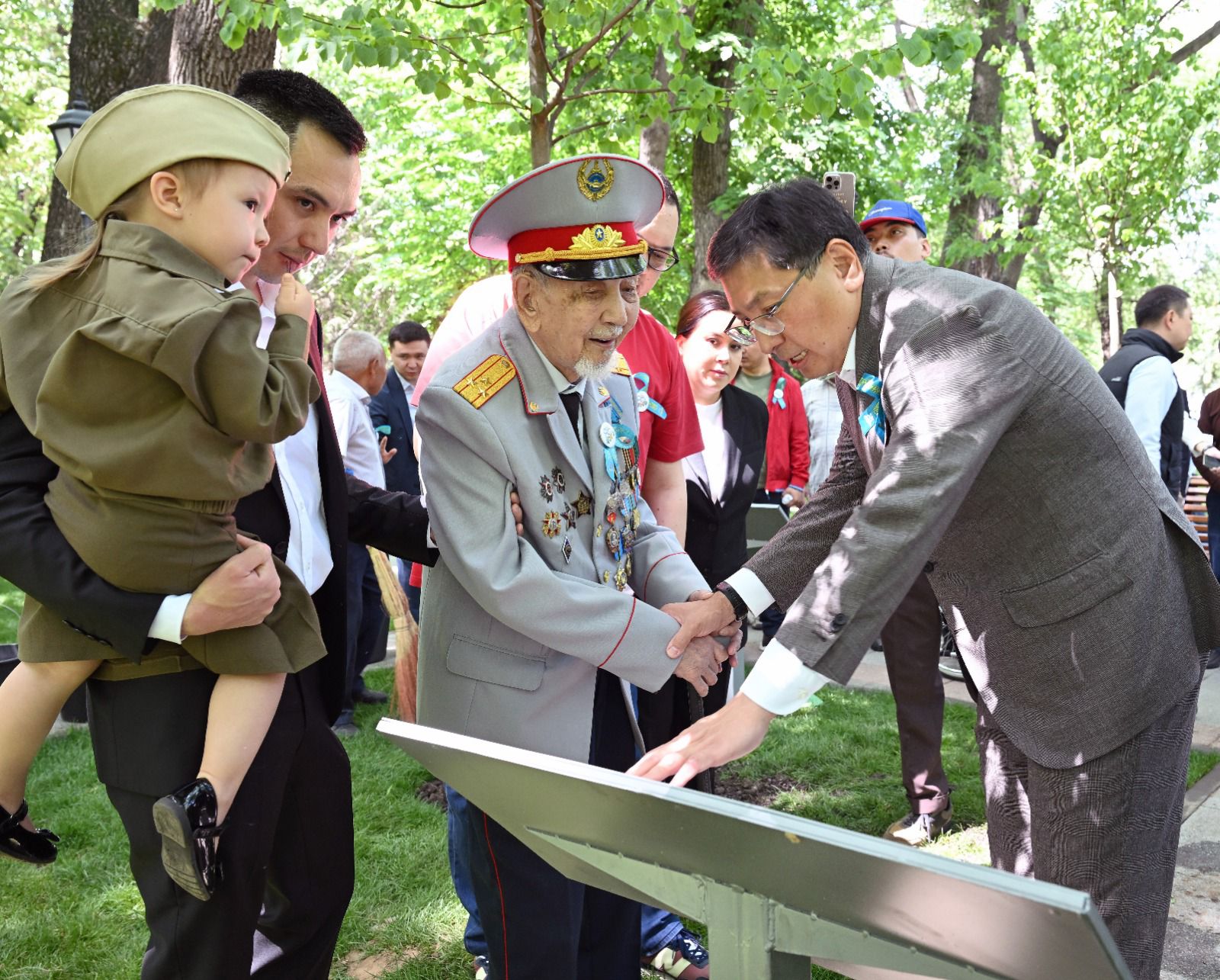 Алматының сегіз ауданында  соғыс ардагерлерінің аллеясы ашылды