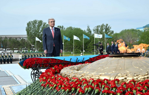 Президент «Отан Ана» монументіне гүл шоғын қойды