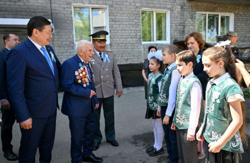 Семейде ардагерлерді Ұлы Жеңістің 80 жылдығымен құттықтады