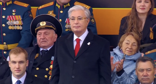 Президент Қызыл алаңдағы парадқа қатысқан Қазақстан сарбаздарына құрмет көрсетті