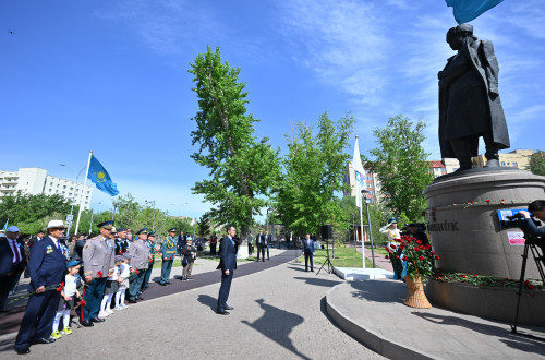 Сенат Төрағасы Мәншүк Мәметованың ескерткішіне гүл шоқтарын қойды  