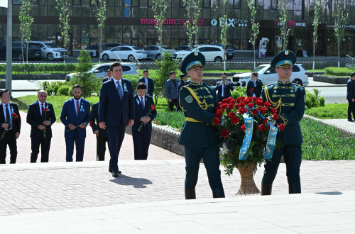 Мәжіліс төрағасы Бауыржан Момышұлының ескерткішіне гүл шоқтарын қойды