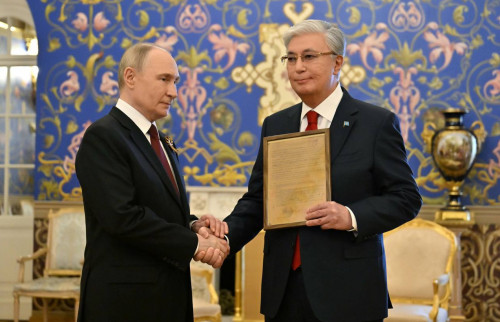 Владимир Путин Кемел Тоқаевты марапаттау парағын еліміздің Президентіне табыстады