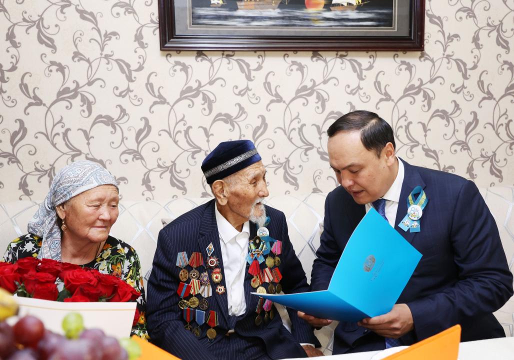 Қарашөкеев ардагерлерге құрмет көрсетті
