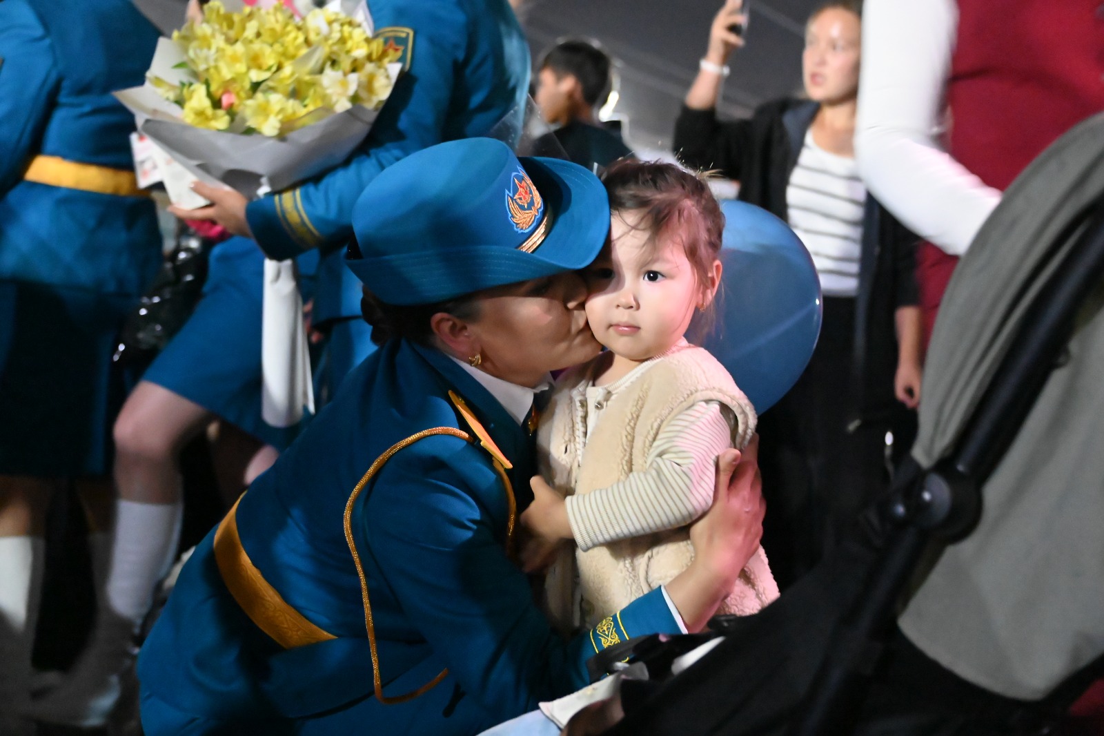 Шымкенттен әскери парадқа он екі ару қатысты