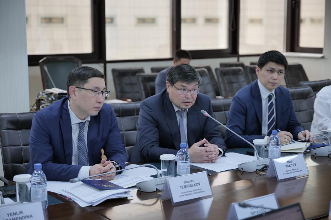 Қаржы министрі Мәди Такиев Қазақстандағы ХВҚ басшысымен кездесті
