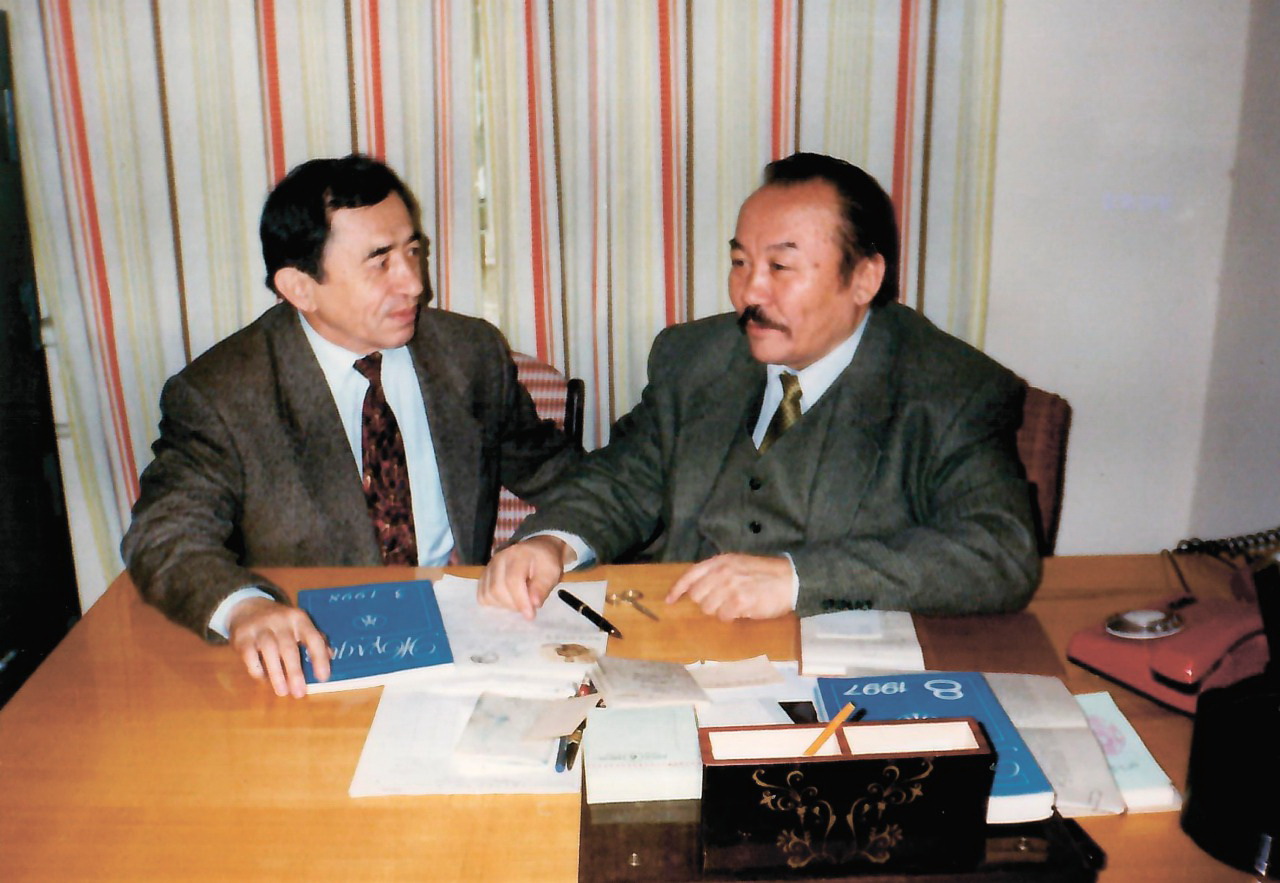 Айнымас адам