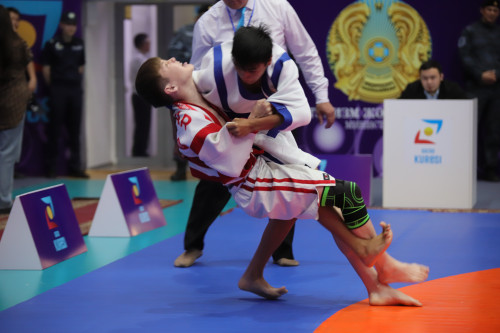 Жеңімпаз балуанға білім гранты берілді