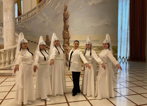 Ым-ишарамен түсініскен би ұжымы