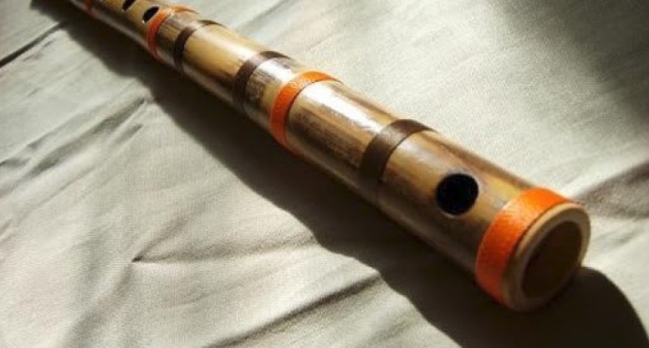 Сыбызғы жасап, саз үрлейді