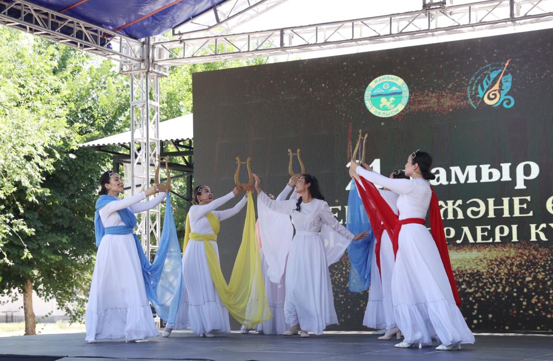 Қарашөкеев мәдениет қызметкерлеріне құрмет көрсетті