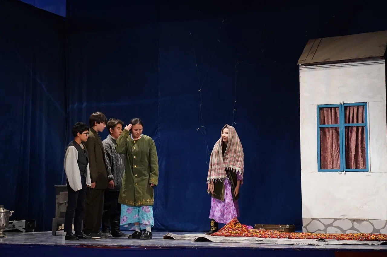 Көркем шығарманы сахналады