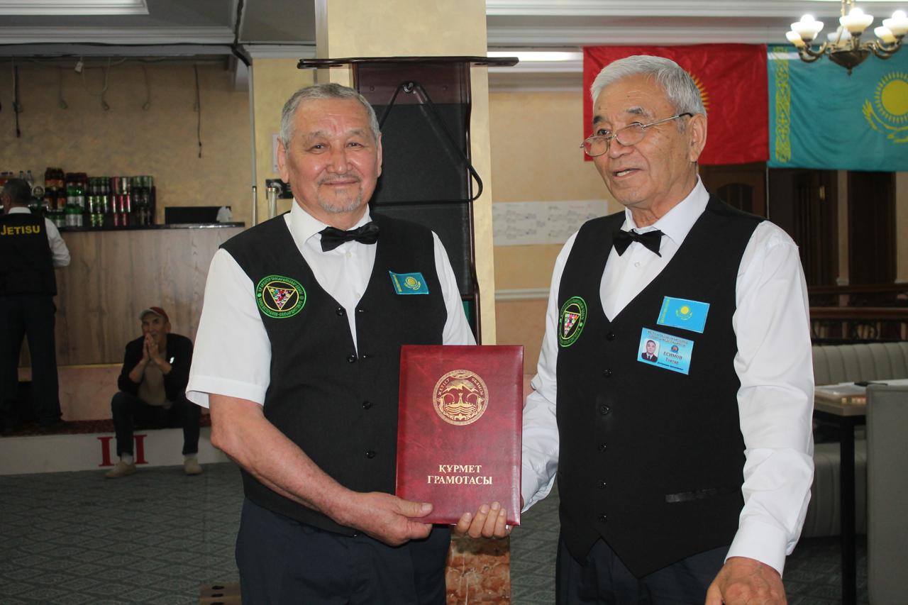 Кий ұстаған көп ардагер