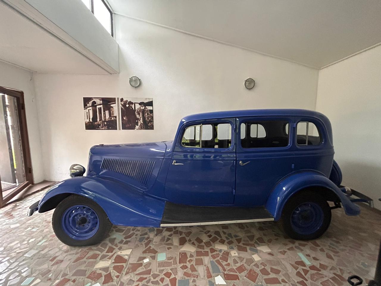 Көненің көзіндей көк машина