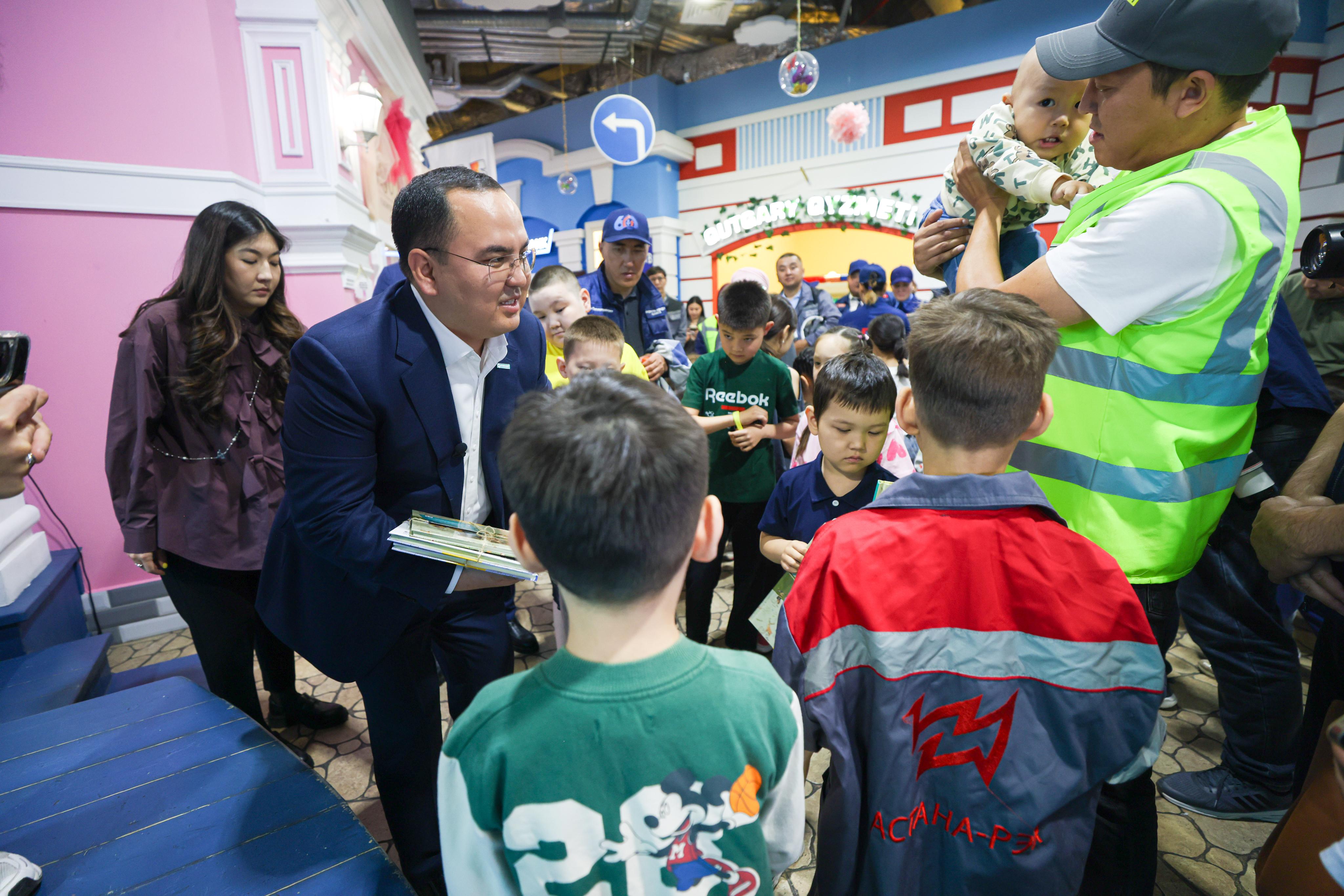 «AMANAT» партиясы жұмысшы мамандық иелерінің балаларын құттықтады