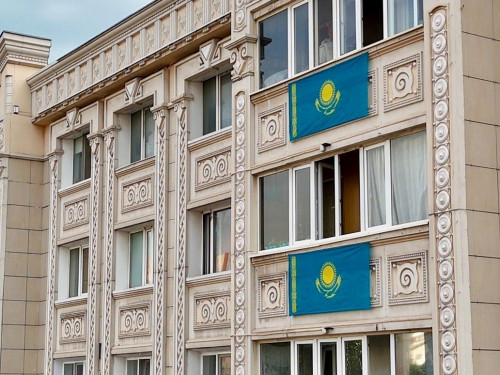 Астананың орталық көшелері көк тумен безендірілді