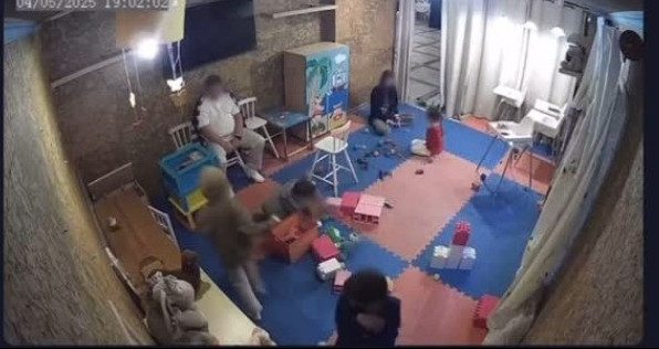 Алматыдағы мейрамханада ер адам баланы ұрып-соққан