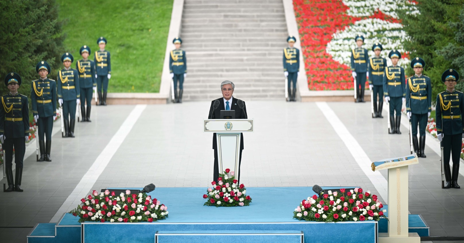 Президент Мемлекеттік ту көтеру рәсіміне қатысты