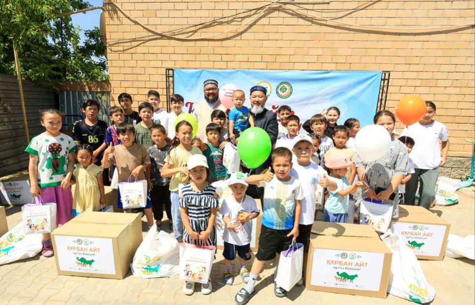 Бас мүфти бірнеше мұқтаж отбасыға сый-сияпаттар тарту етті