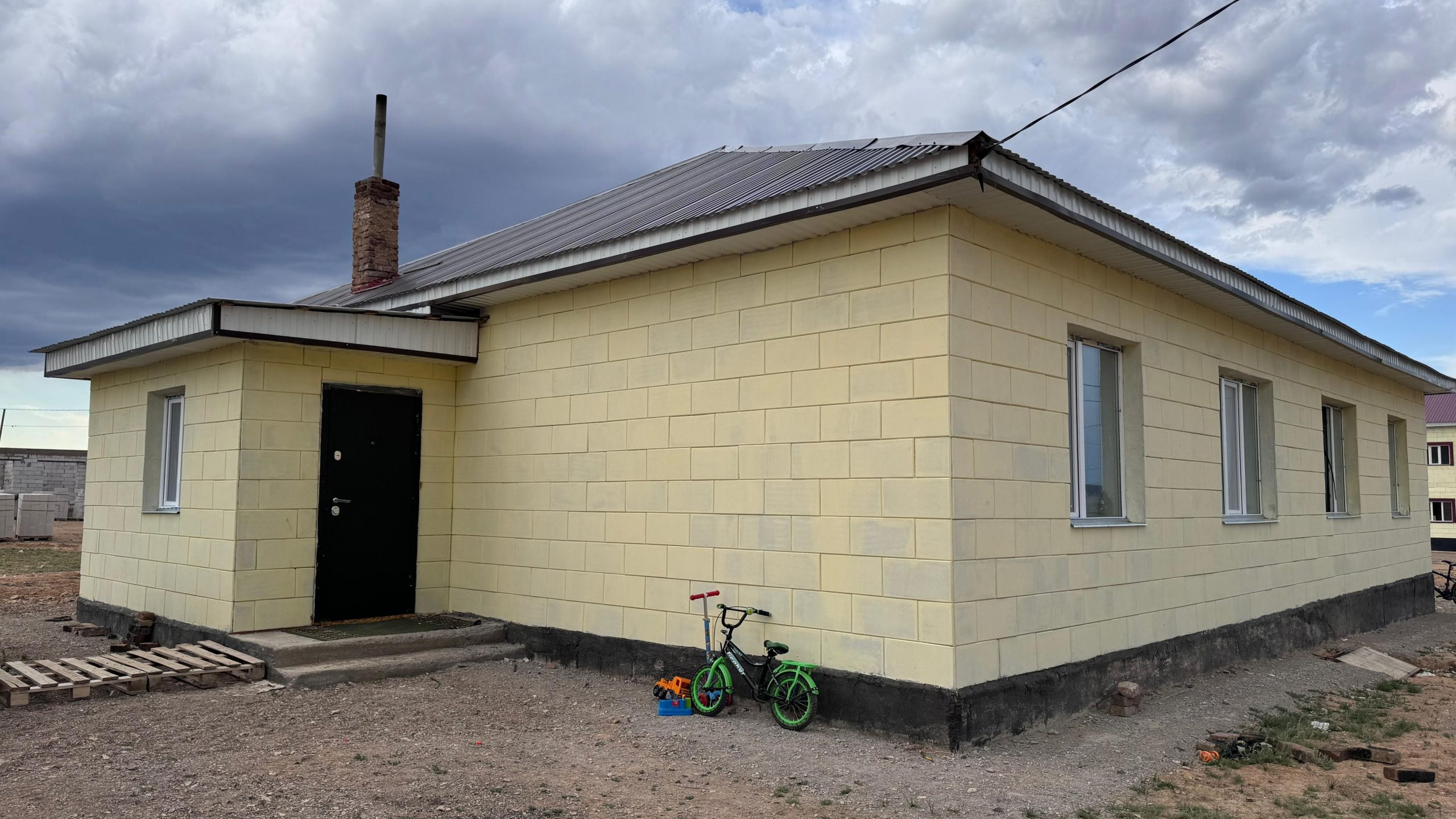 Шағын аудан қанат жая түсті