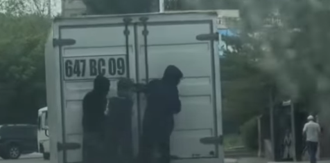 Жүріп бара жатқан көлікке жармасқан балалардың ата-аналары жазаланды