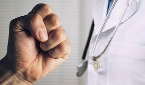 Қарағандыда ер адам дәрігерлерге күш көрсеткен