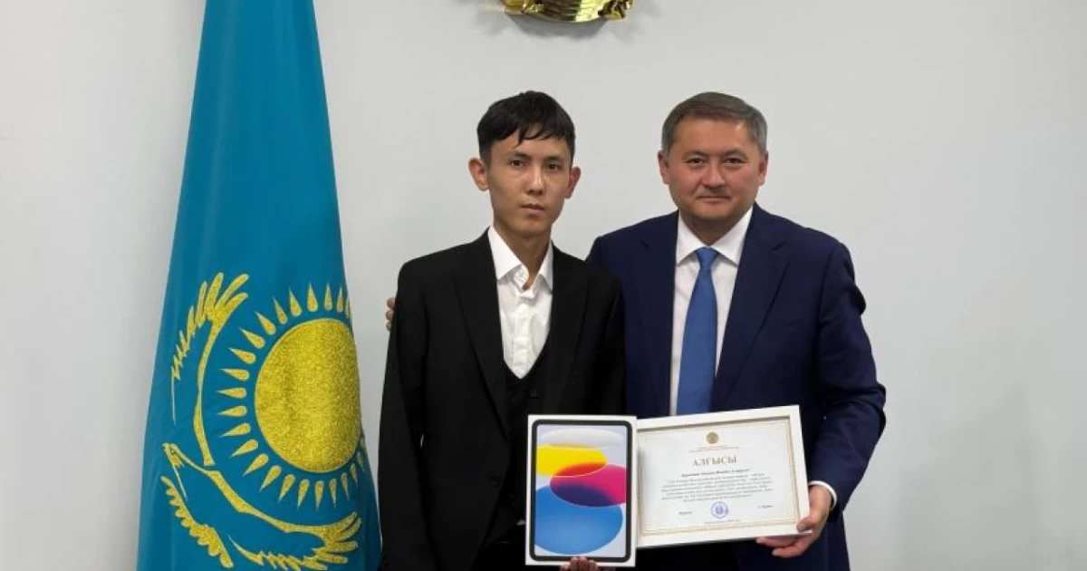 Саясат Нұрбек ҰБТ-да 140 балл жинаған түлекті құттықтады