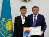 Саясат Нұрбек ҰБТ-да 140 балл жинаған түлекті құттықтады