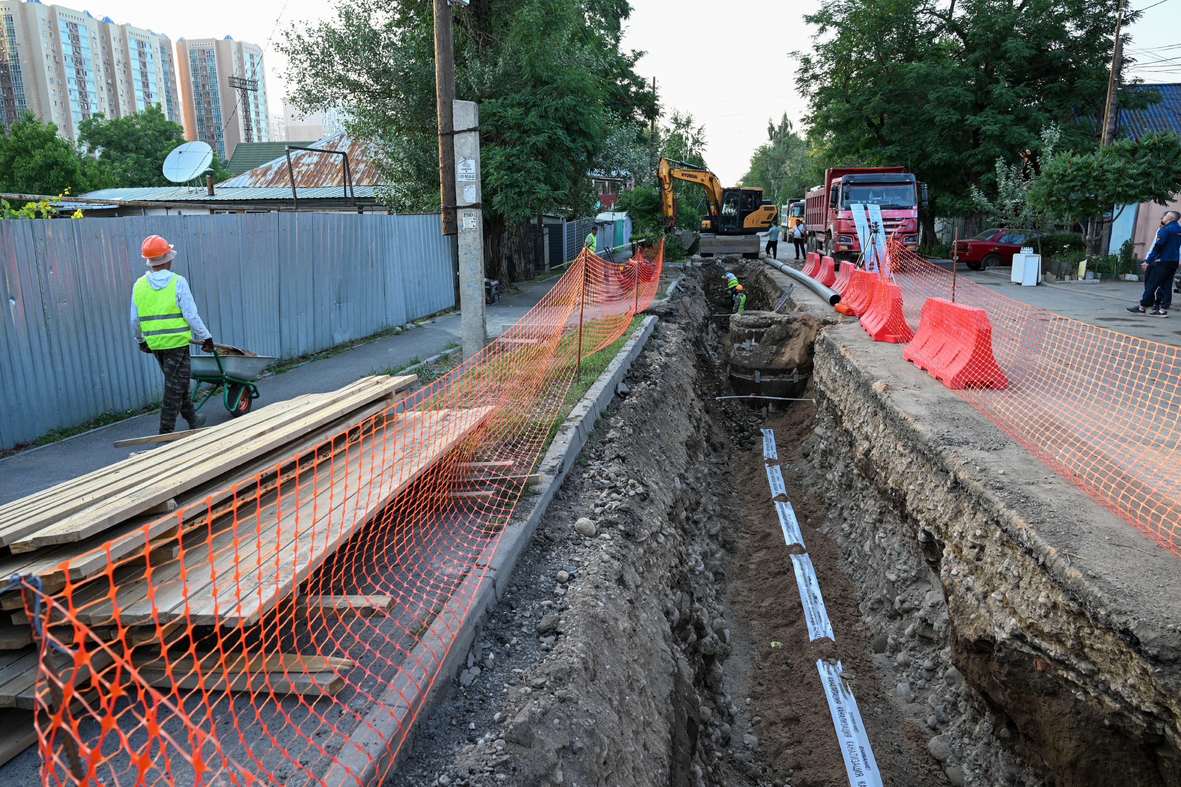 Алматыда кәріз жүйелерін тартатын мердігерге қатаң талап қойылды