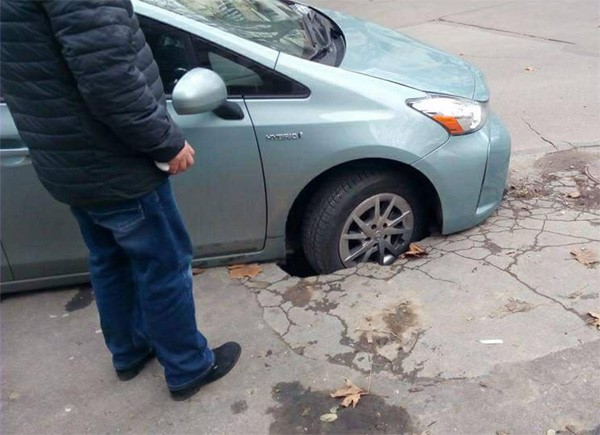 Шұңқырға түсіп кеткен машинаны құтқарушылар шығарды