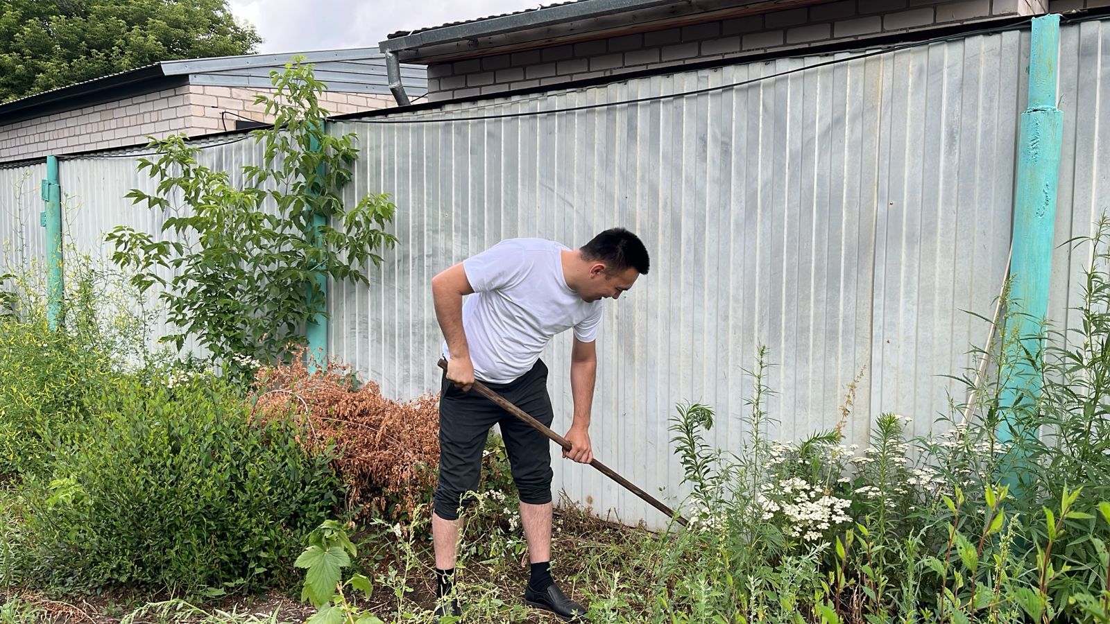 Волонтерлар қарттарға қолқабыс жасады