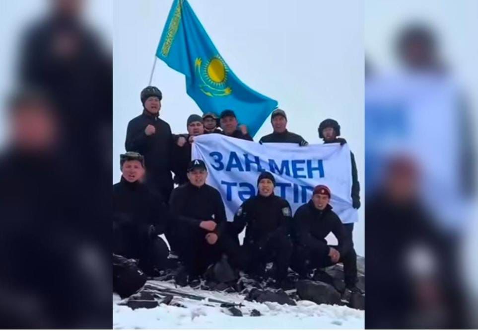 «Заң мен тәртіп» жалауы шың басында желбіреді