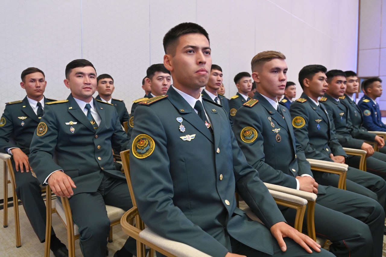 Үздік курсанттарға «аға лейтенант» атағы беріледі