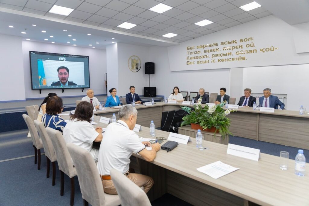 Семейде Ұлттық құрылтай шешімдері талқыланды