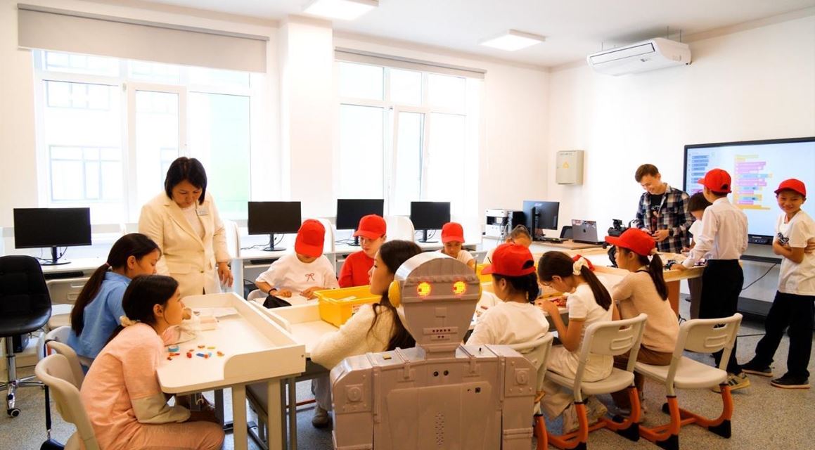 Балалар ақылды роботпен кездесті